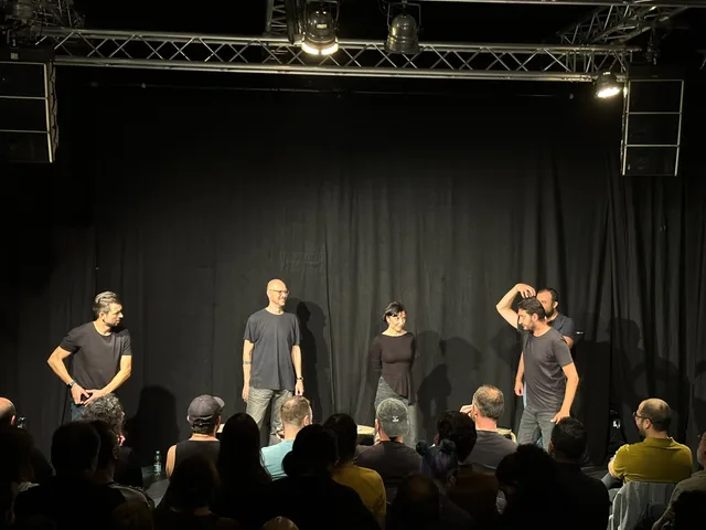 Das Impro-Ensemble reagiert auf der Bühne aufeinander