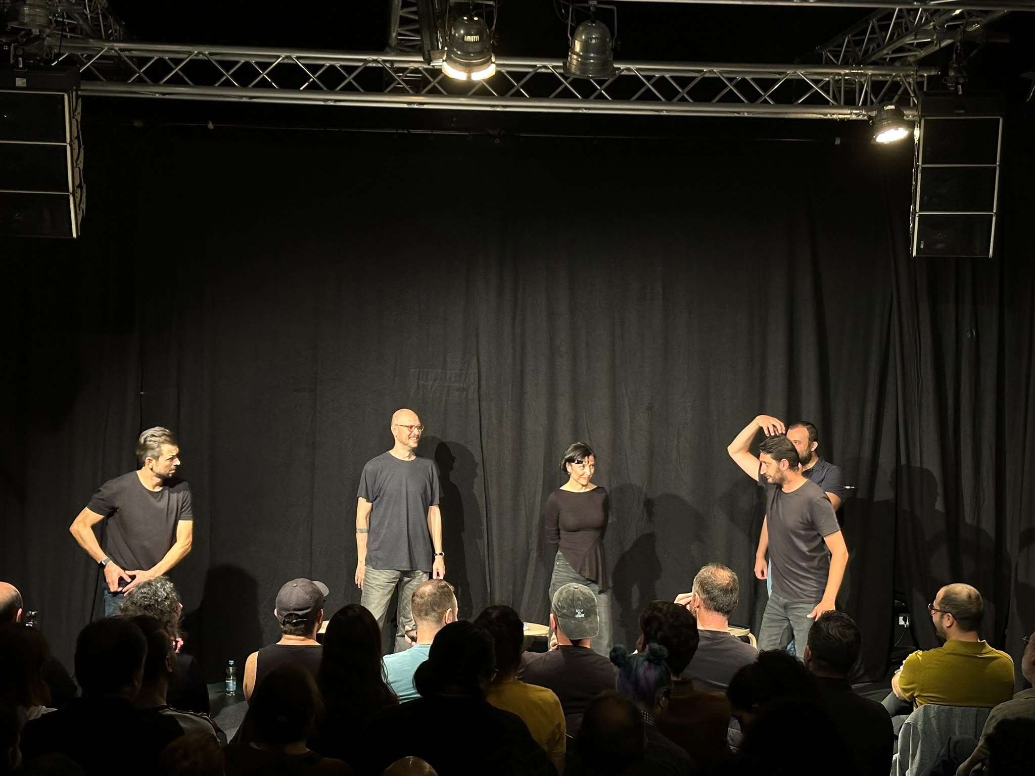 Das Ensemble von Berlin Oyun Stüdyosu improvisiert vor Publikum